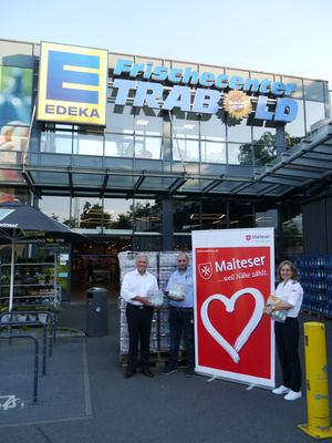 (v.l.n.r.) Wallfahrtssekretär Hubert Hornung, Fabian Küfner (stellvertretender Marktleiter Frischemärkte Trabold) und Heike Fleischmann (Malteser Hilfsdienst)