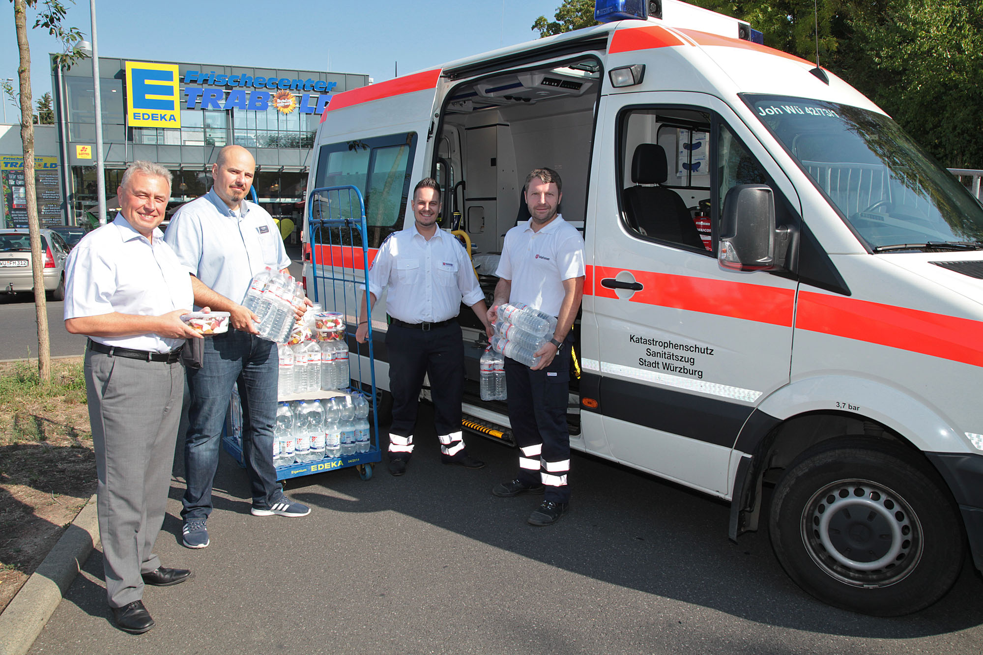 Übergabe der Getränke durch die Frischemärkte Trabold an Hubert Hornung